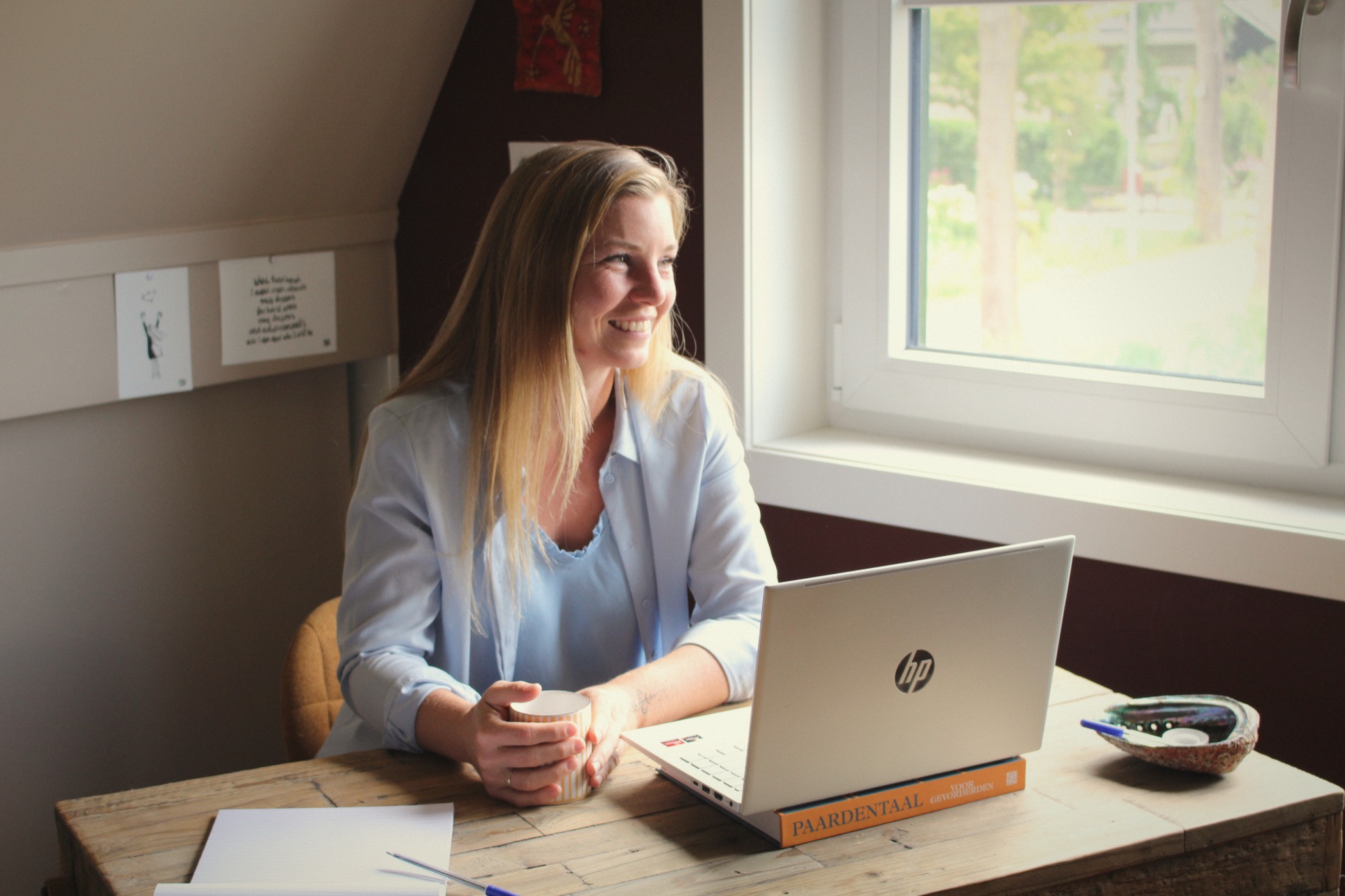 Inge werkt aan haar bureau
