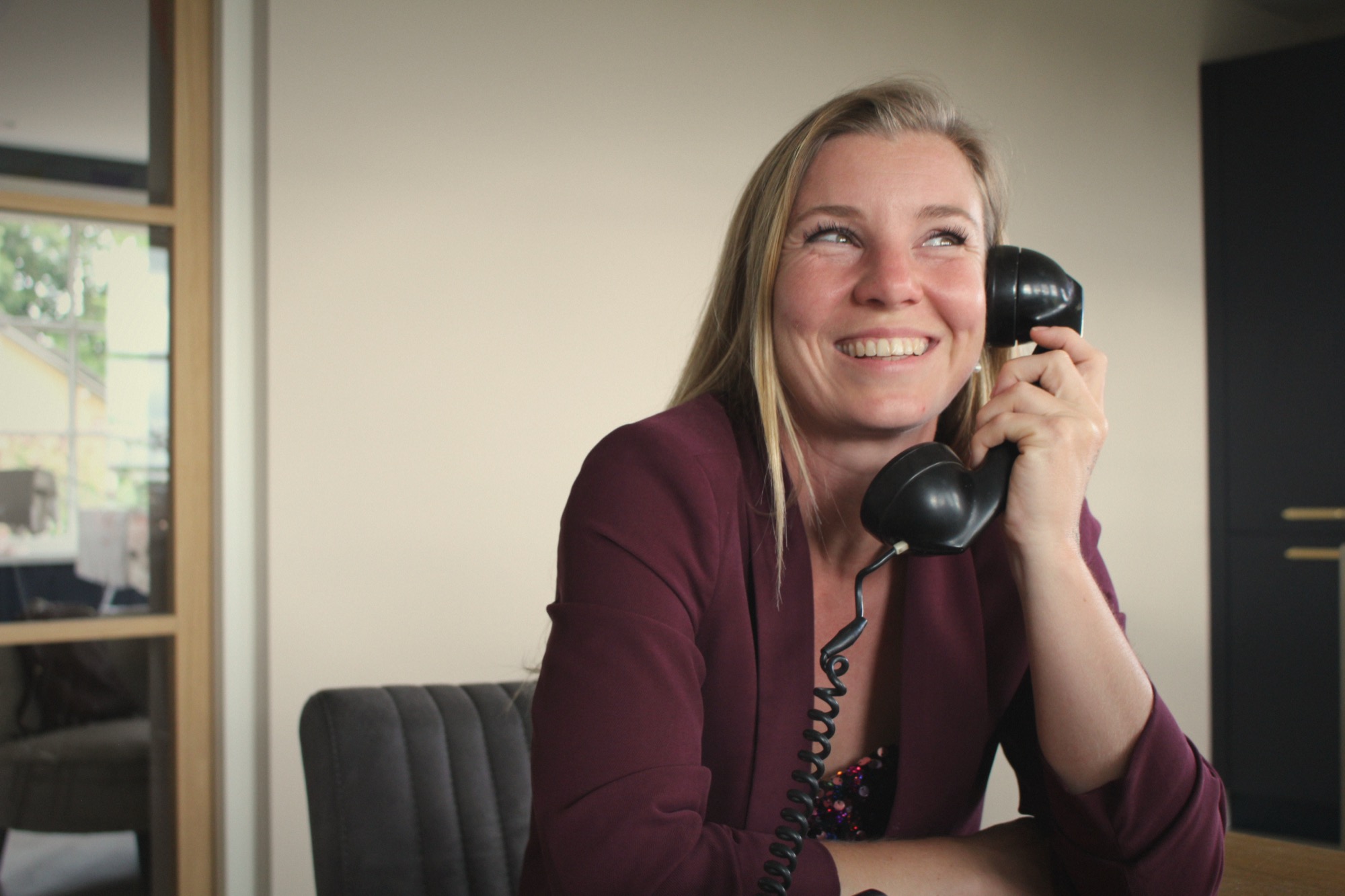 Inge aan de telefoon