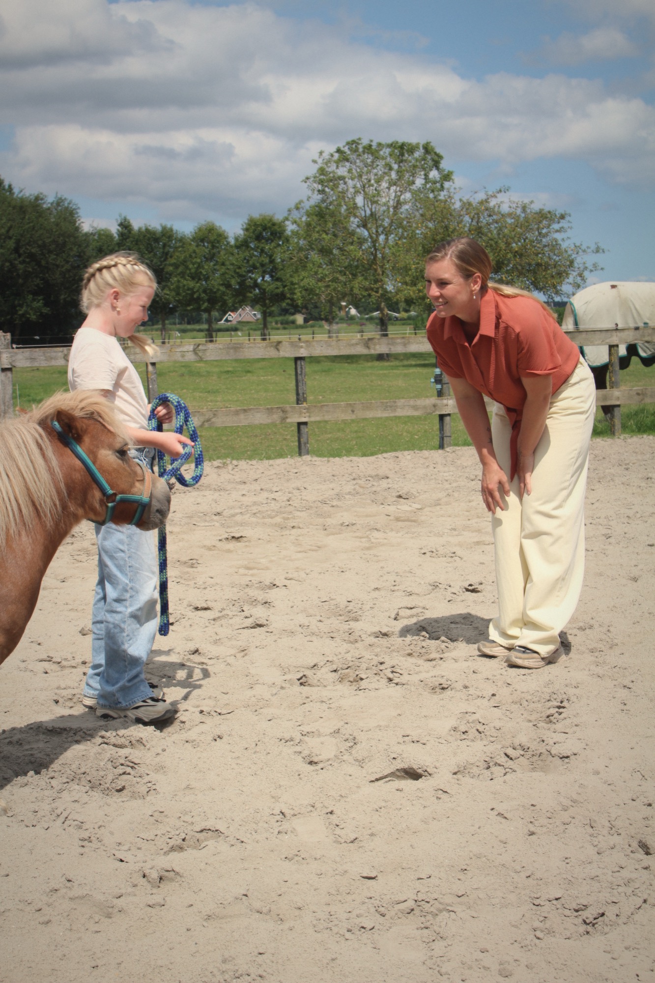Inge in gesprek met een kind en een pony